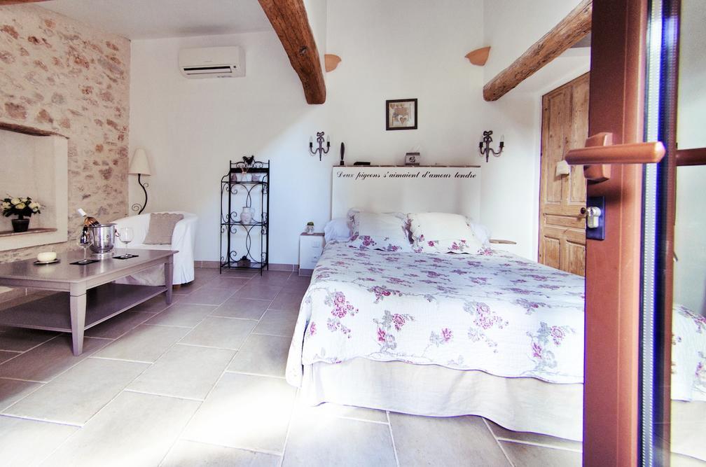 Bed and Breakfast L'Abri Du Poete Besse-sur-Issole Номер фото