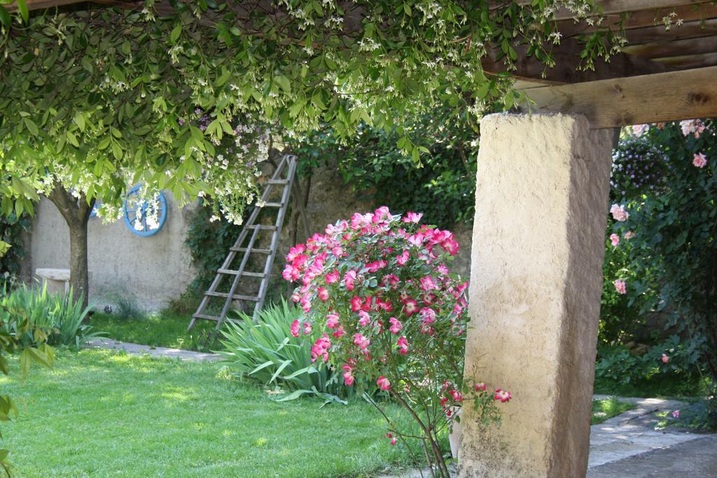 Bed and Breakfast L'Abri Du Poete Besse-sur-Issole Экстерьер фото
