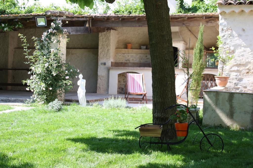 Bed and Breakfast L'Abri Du Poete Besse-sur-Issole Экстерьер фото